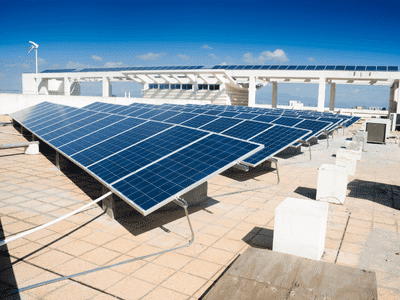 photo d'une installation de plusieurs panneaux solaires sur un toit d'entrepot professionnel