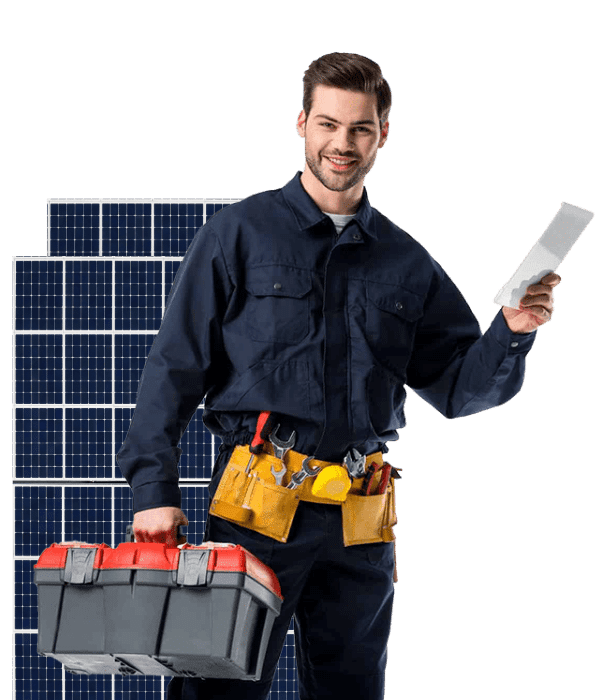 photo d'un technicien photovoltaique qui tient un devis avec des panneaux solaires derriere lui